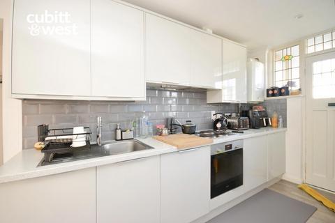 2 bedroom ground floor maisonette to rent, Wales Avenue Carshalton SM5