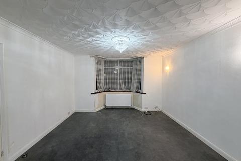 3 bedroom semi-detached house to rent, Halsbury Road East, Northolt, UB5