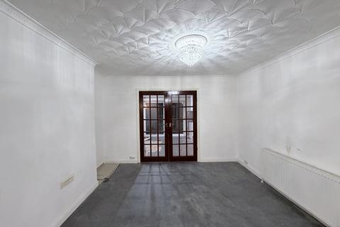 3 bedroom semi-detached house to rent, Halsbury Road East, Northolt, UB5