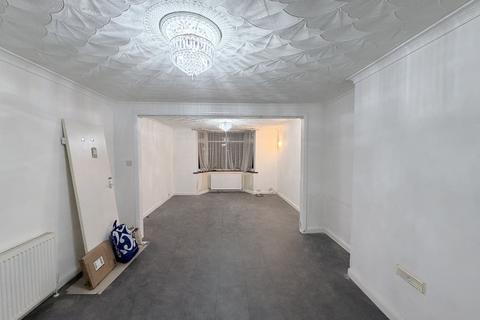 3 bedroom semi-detached house to rent, Halsbury Road East, Northolt, UB5