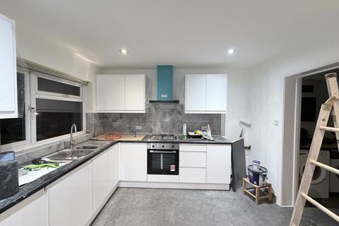 3 bedroom semi-detached house to rent, Halsbury Road East, Northolt, UB5