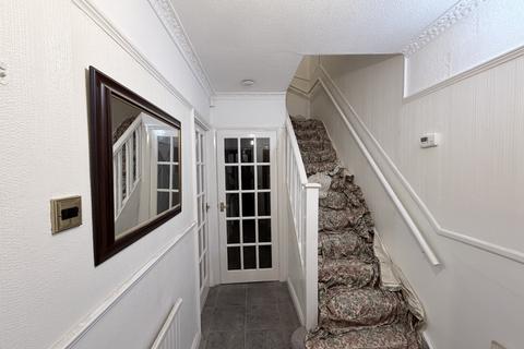 3 bedroom semi-detached house to rent, Halsbury Road East, Northolt, UB5