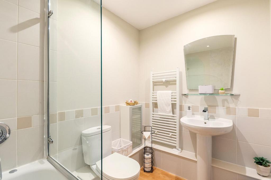 1 D3 R7 CC - Bathroom C.jpg