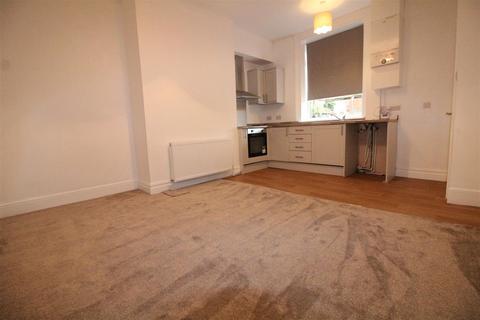 2 bedroom terraced house to rent, Bradford Road, Batley
