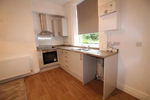 2 bedroom terraced house to rent, Bradford Road, Batley