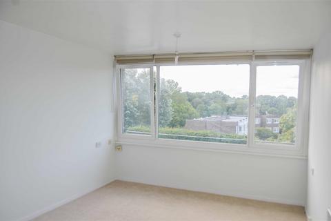1 bedroom apartment to rent, Justin Close, Brentford