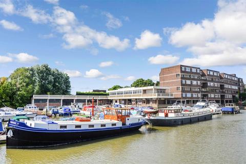 1 bedroom apartment to rent, Justin Close, Brentford