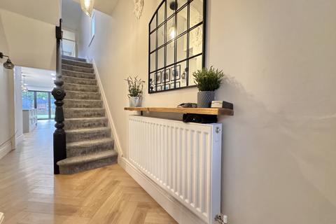 4 bedroom end of terrace house for sale, The Grove, Barry