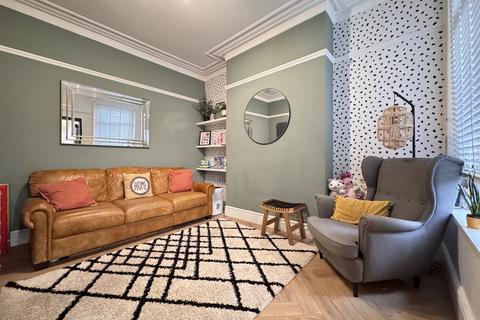 4 bedroom end of terrace house for sale, The Grove, Barry