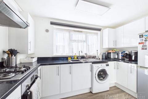 1 bedroom maisonette for sale, Chertsey Crescent, New Addington