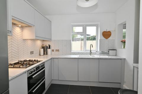 2 bedroom maisonette to rent, Meadway, Twickenham TW2