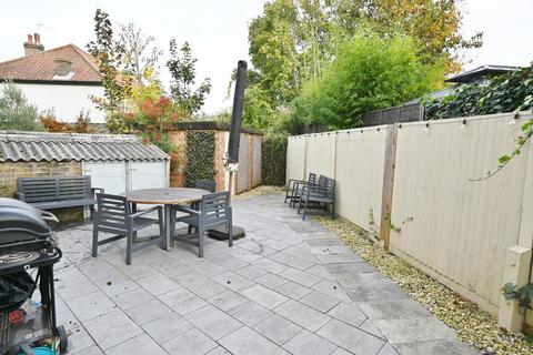 2 bedroom maisonette to rent, Meadway, Twickenham TW2