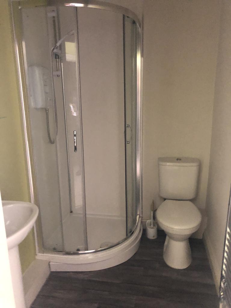 6 bed room - house share to rent Wakefield Road,