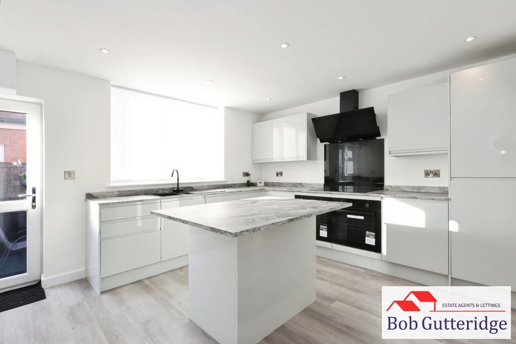 Modern open plan fitted kitchen / dining room
