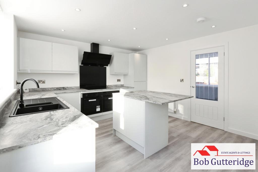 Modern open plan fitted kitchen / dining room