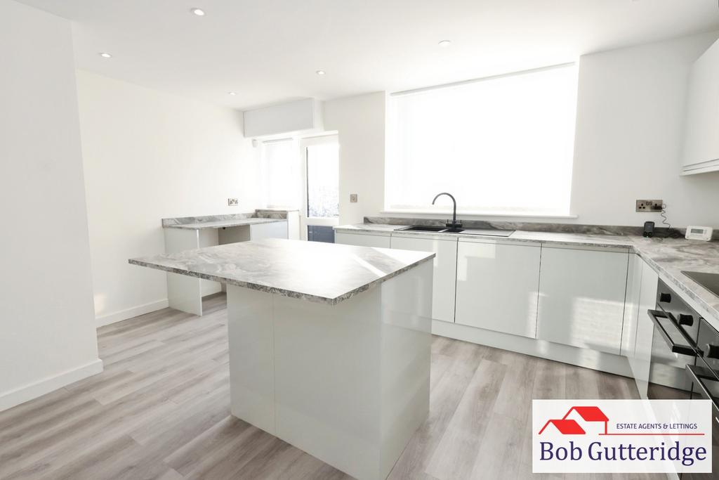 Modern open plan fitted kitchen / dining room