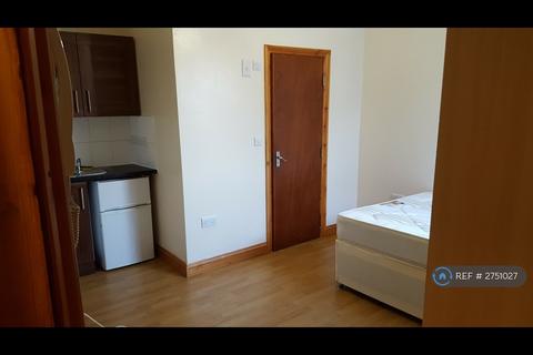 1 bedroom in a house share to rent, Wandsworth High Street, London, SW18