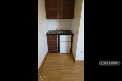 1 bedroom in a house share to rent, Wandsworth High Street, London, SW18