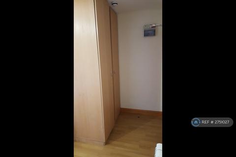 1 bedroom in a house share to rent, Wandsworth High Street, London, SW18