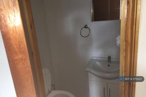 1 bedroom in a house share to rent, Wandsworth High Street, London, SW18