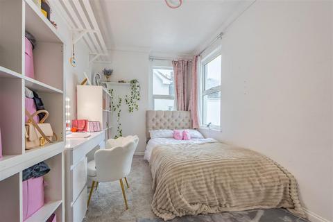 1 bedroom flat for sale, WHITEFRIARS CRESCENT, Westcliff-On-Sea