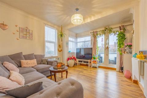 1 bedroom flat for sale, WHITEFRIARS CRESCENT, Westcliff-On-Sea