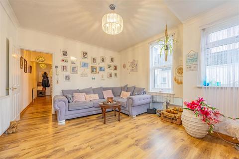1 bedroom flat for sale, WHITEFRIARS CRESCENT, Westcliff-On-Sea