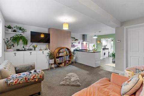 4 bedroom terraced house for sale, Paul Close, Hailsham