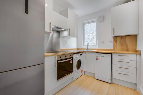 3 bedroom flat to rent, Barnard Road, London