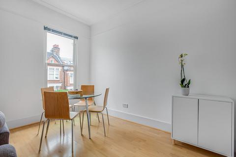 3 bedroom flat to rent, Barnard Road, London