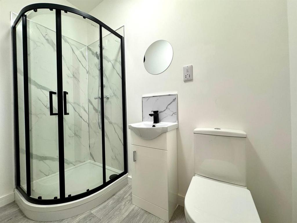 Main bathroom.jpeg