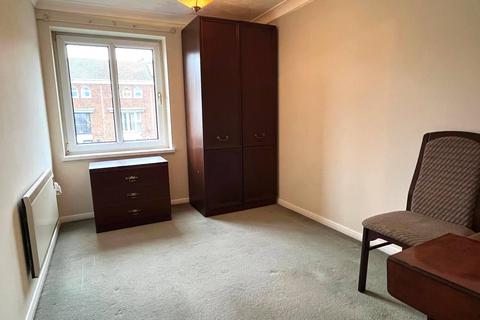 2 bedroom flat to rent, Old Road East, DA12 1NQ