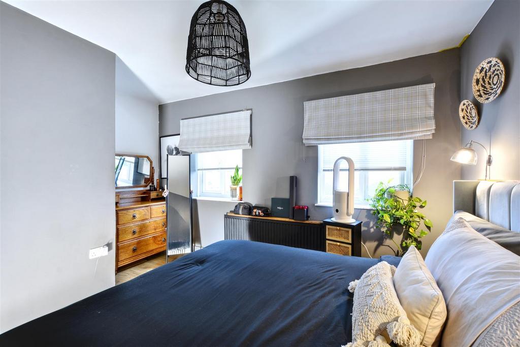 Bedroom 1 4.jpeg