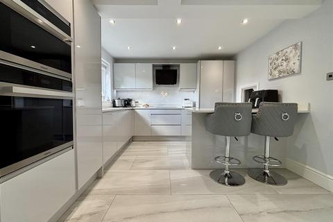 undefined, Cropredy Close, Bradford BD13