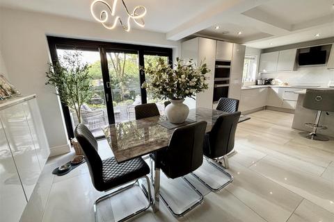 undefined, Cropredy Close, Bradford BD13