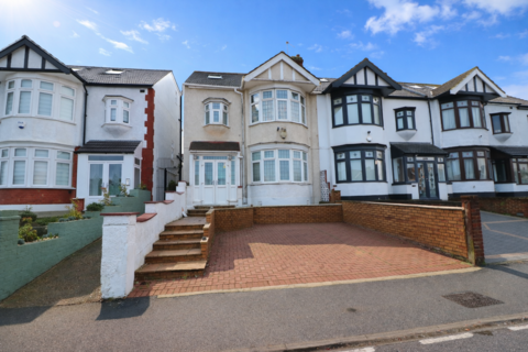 5 bedroom semi-detached house to rent, Eastern Avenue, Ilford IG4