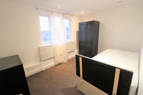 5 bedroom semi-detached house to rent, Eastern Avenue, Ilford IG4