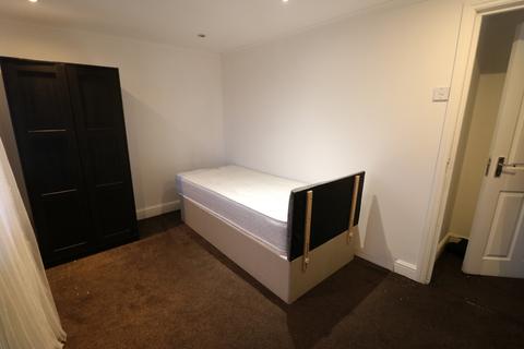 5 bedroom semi-detached house to rent, Eastern Avenue, Ilford IG4