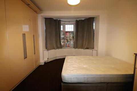 5 bedroom semi-detached house to rent, Eastern Avenue, Ilford IG4