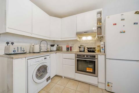 3 bedroom maisonette to rent, Kiln Place, London NW5