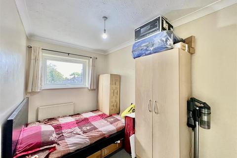 2 bedroom apartment to rent, Wivenhoe Court, Hounslow TW3