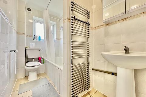 2 bedroom apartment to rent, Wivenhoe Court, Hounslow TW3