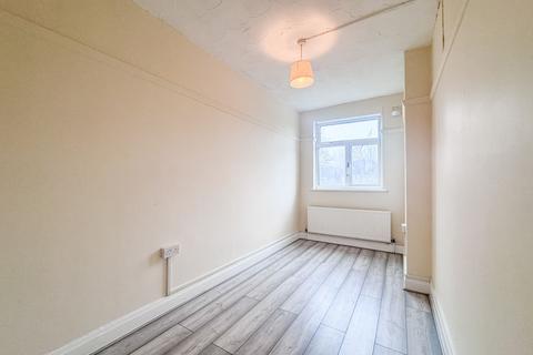 2 bedroom flat to rent, Nether Street, London, N3