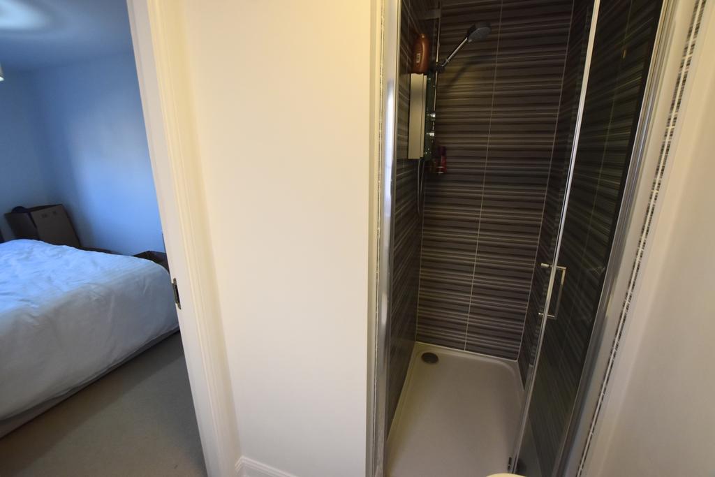 33 Maritime Way shower