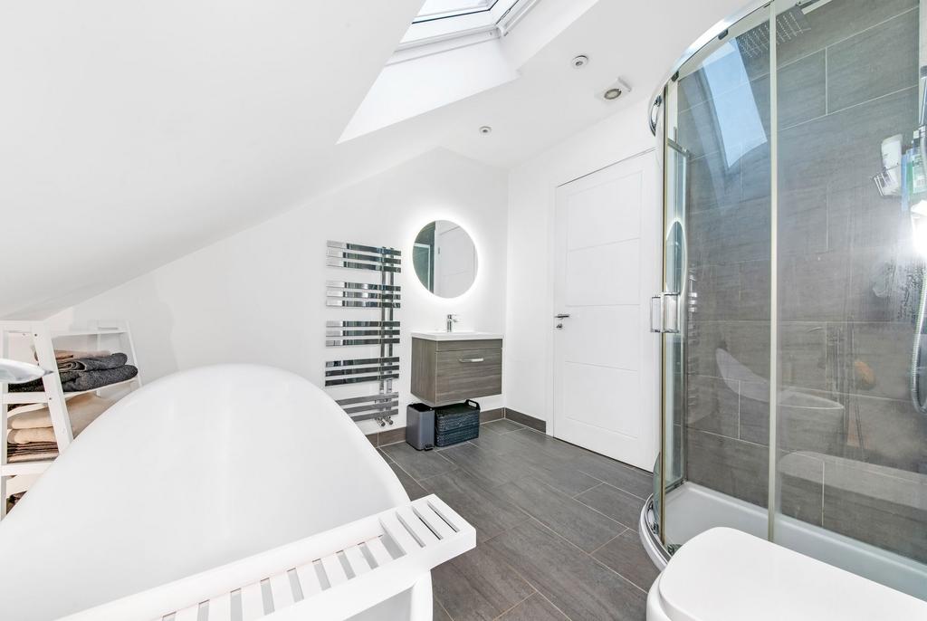 Bedroom one en suite bathroom