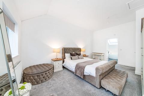3 bedroom end of terrace house for sale, Mansion Gardens, Taylor Hill, Huddersfield, HD4
