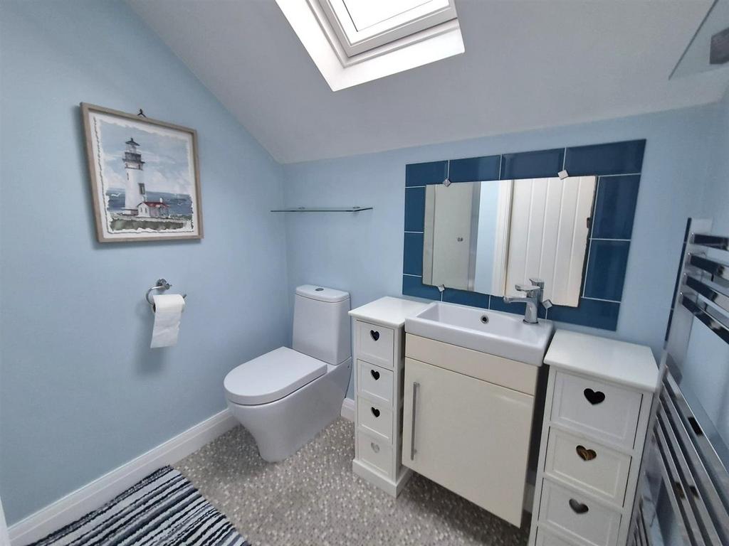 Shower Room (1st floor)
