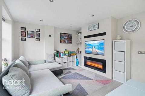3 bedroom apartment for sale, The Green, London