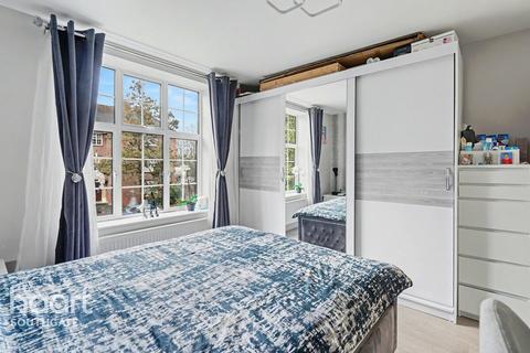 3 bedroom apartment for sale, The Green, London