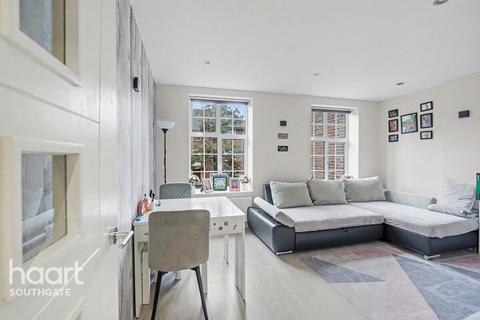 3 bedroom apartment for sale, The Green, London